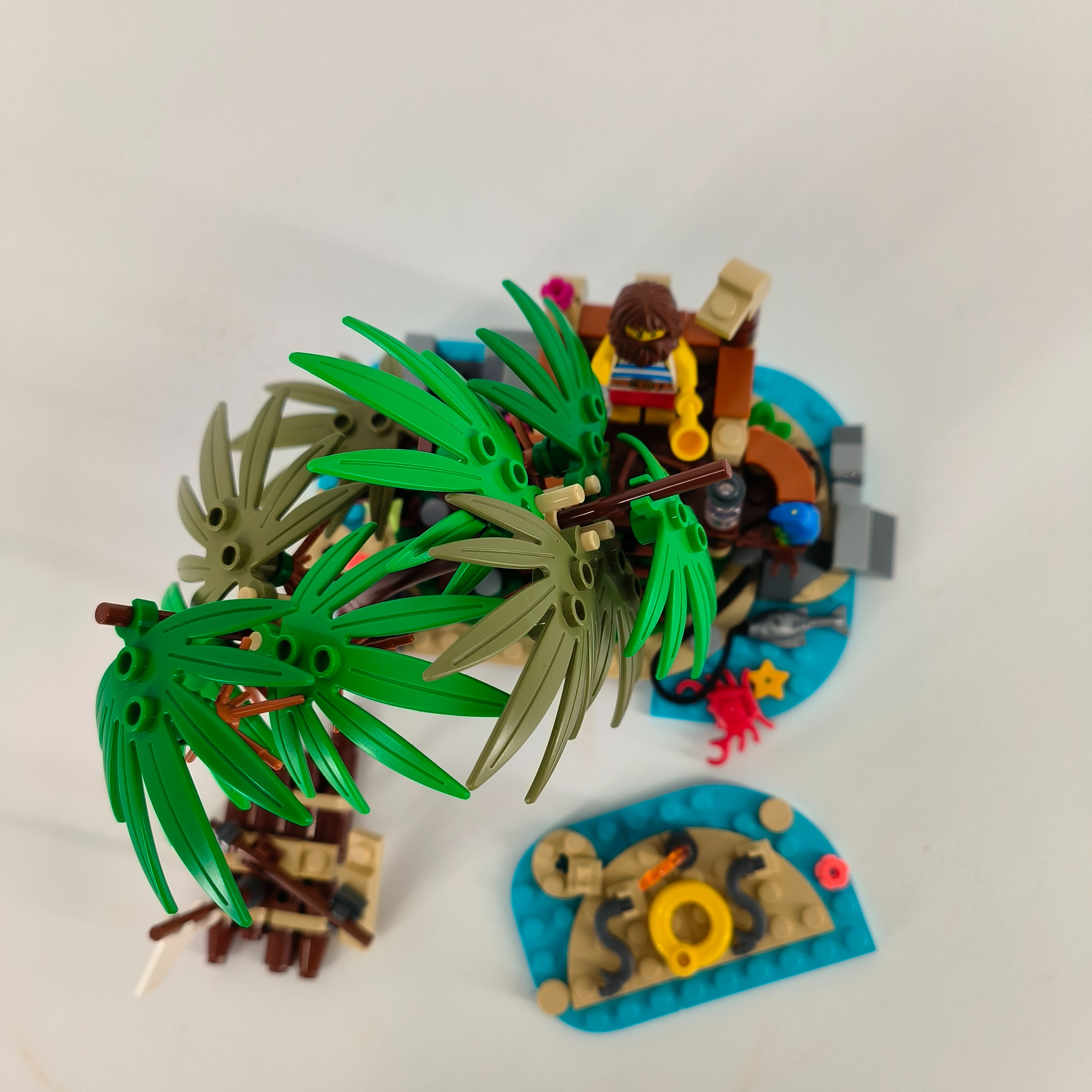 Voir photo 2 de Lego-Aventure sur l'île déserte-Ray the castaway-ref 49566 Lego-Aventure sur l'île déserte-Ray the castaway-ref 49566 Très bon état - Vue 2 -